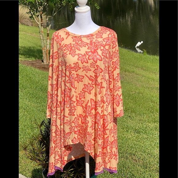 LOGO by Lori Goldstein Tops - 🎉💖HOST PICK💖🎉LOGO 3/4 Sleeve Floral Shark Bite w/Partial Lace Hem Tunic, 2x